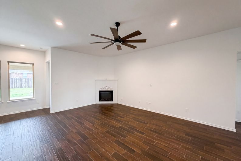 Photo 7 of 19 of 1631 Glade Meadows Dr, Joshua, TX
