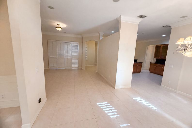 Photo 8 of 30 of 424 NW Dover Ct, Port Saint Lucie, FL