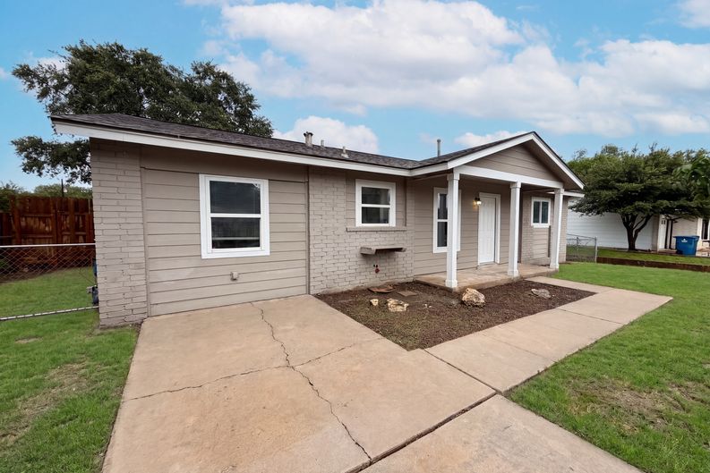 Photo 12 of 16 of 3702 Autumn Ln, San Antonio, TX