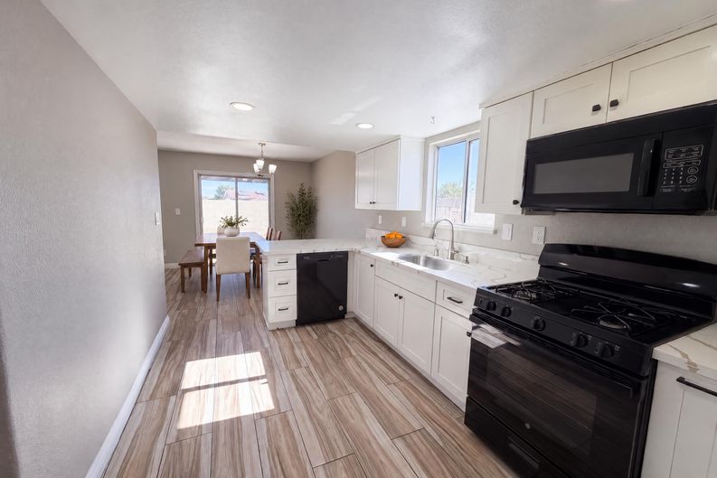 Photo 8 of 21 of 16960 Sorrento Ln, Victorville, CA