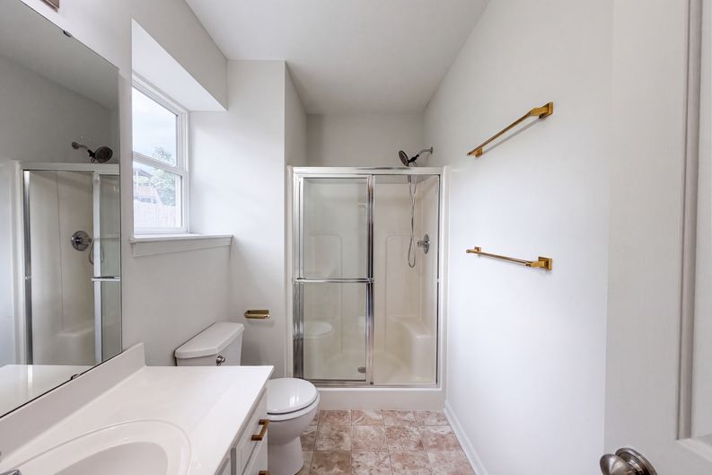 Photo 10 of 22 of 403 S Lakeshore Dr, Raymore, MO