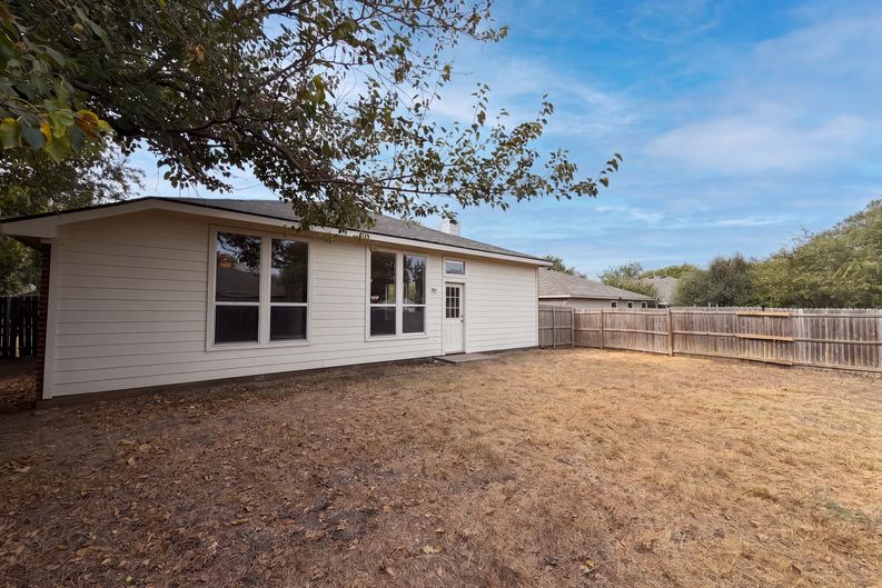Photo 19 of 20 of 825 Dixon Ln, Denton, TX