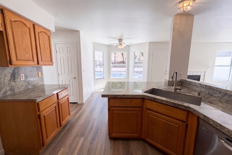 Photo 13 of 41 of 1917 Altivo Dr, Henderson, NV