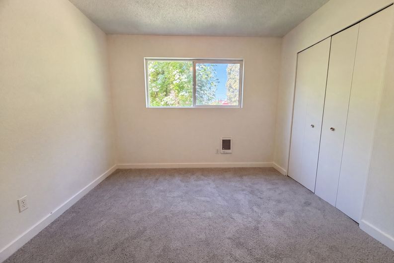 Photo 4 of 16 of 1300 NE 68th Ave, Portland, OR