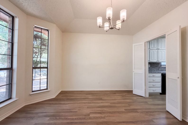 Photo 8 of 19 of 5126 Eagle Nest Dr, Arlington, TX