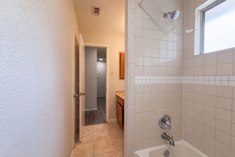 Photo 17 of 19 of 2831 Red Oak Dr, Grand Prairie, TX