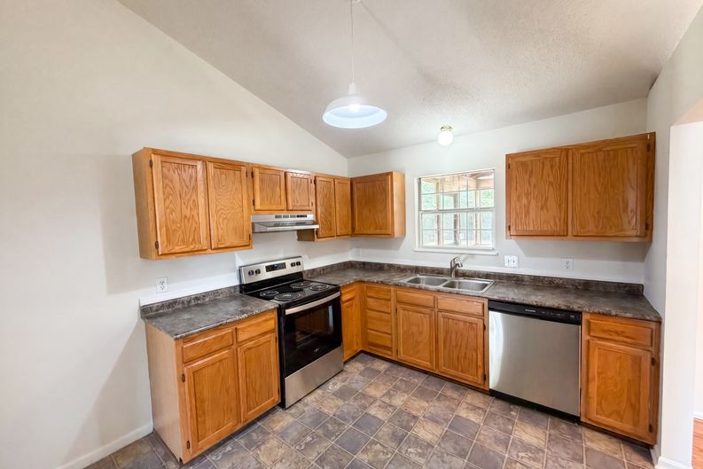 Photo 11 of 32 of 163 Stonewood Dr, West Columbia, SC