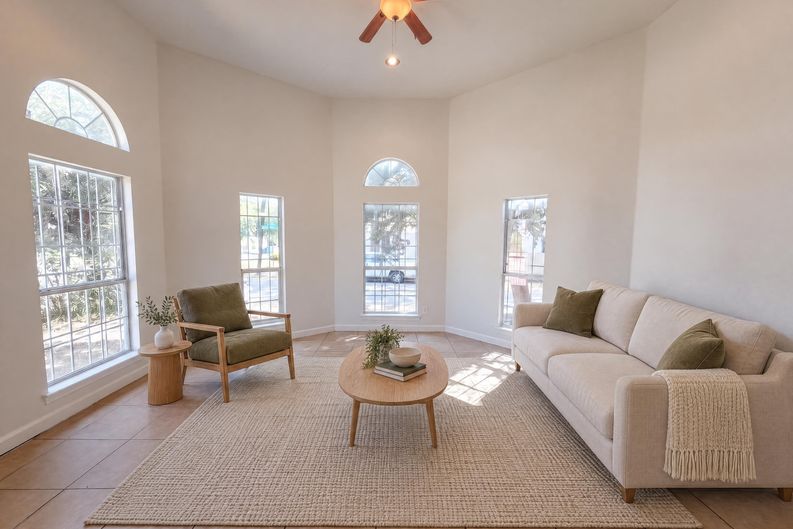 Photo 3 of 17 of 1322 E Waco Ave, Dallas, TX
