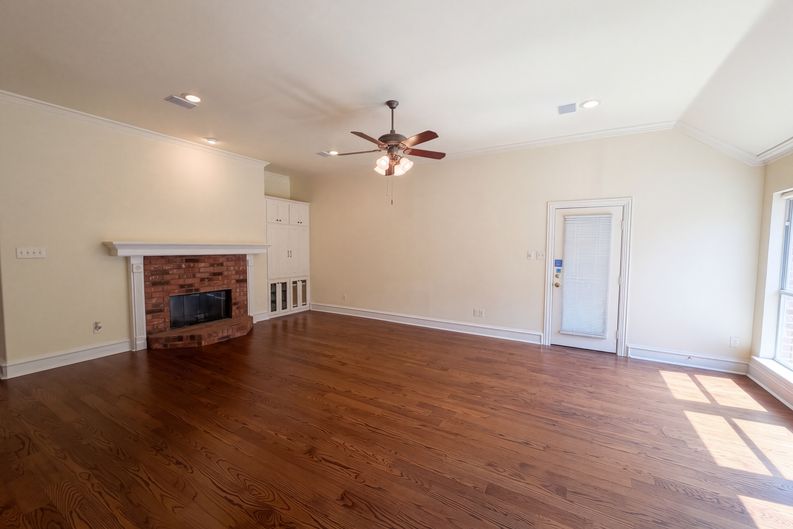 Photo 3 of 22 of 2836 S Lakeview Dr, Cedar Hill, TX