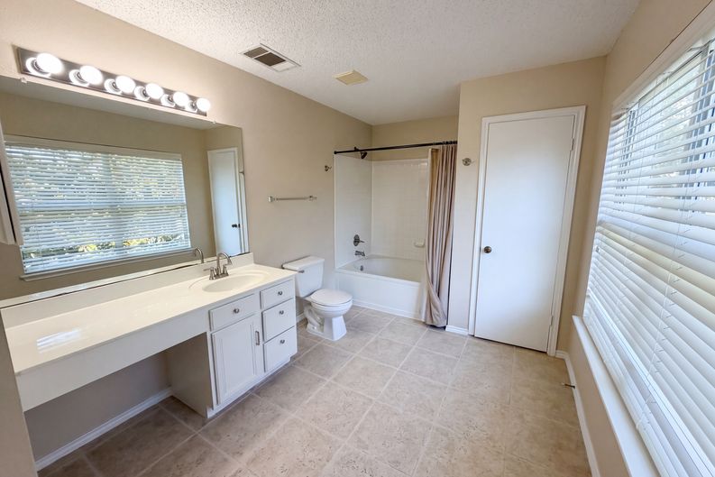 Photo 6 of 22 of 2727 High Point Dr, Round Rock, TX