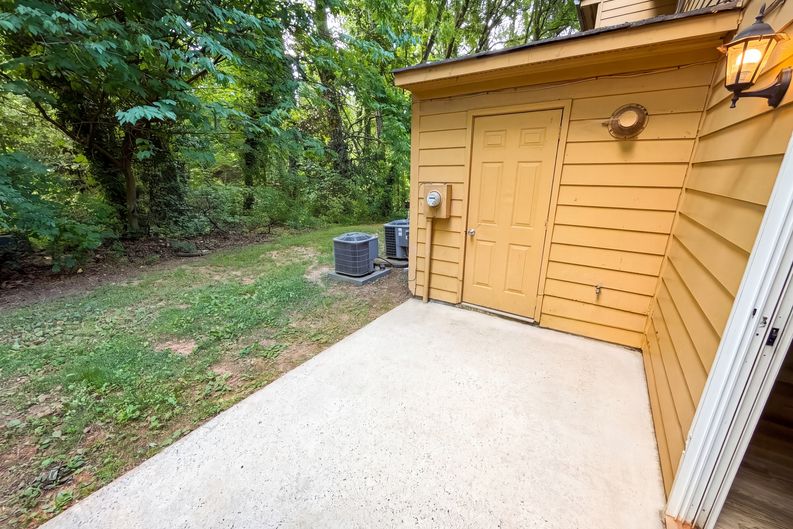 Photo 17 of 19 of 4037 Briarhill Dr, Charlotte, NC