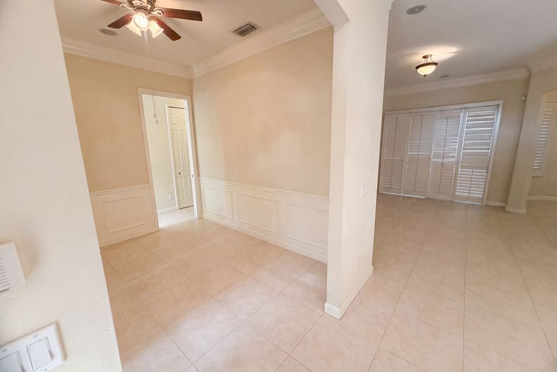 Photo 9 of 30 of 424 NW Dover Ct, Port Saint Lucie, FL