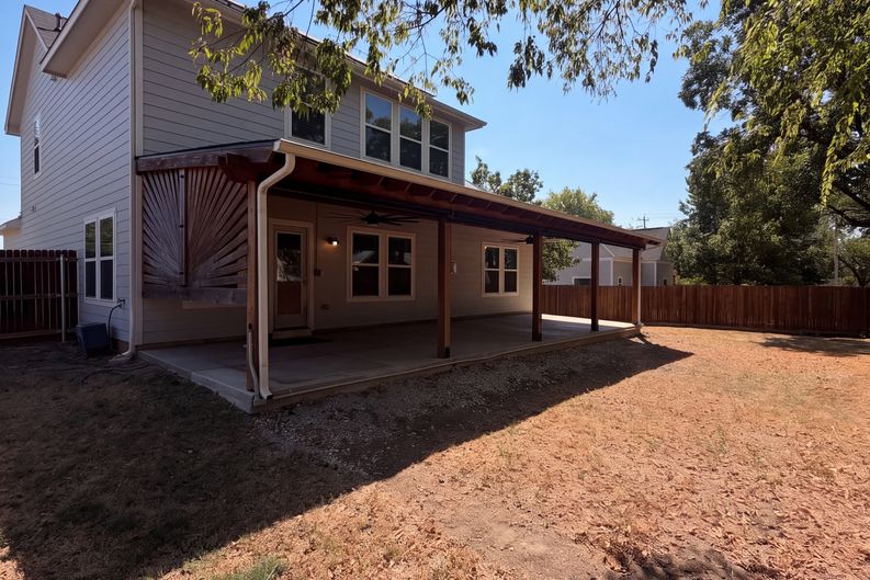 Photo 5 of 17 of 402 N Race St, Tioga, TX