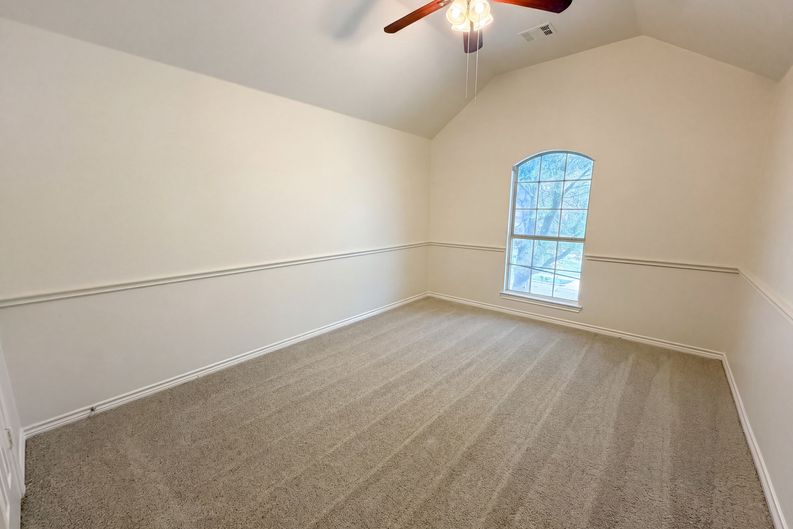 Photo 4 of 28 of 1126 Glencoe Dr, Glenn Heights, TX