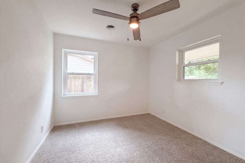 Photo 10 of 20 of 1805 Brookview Dr, Arlington, TX