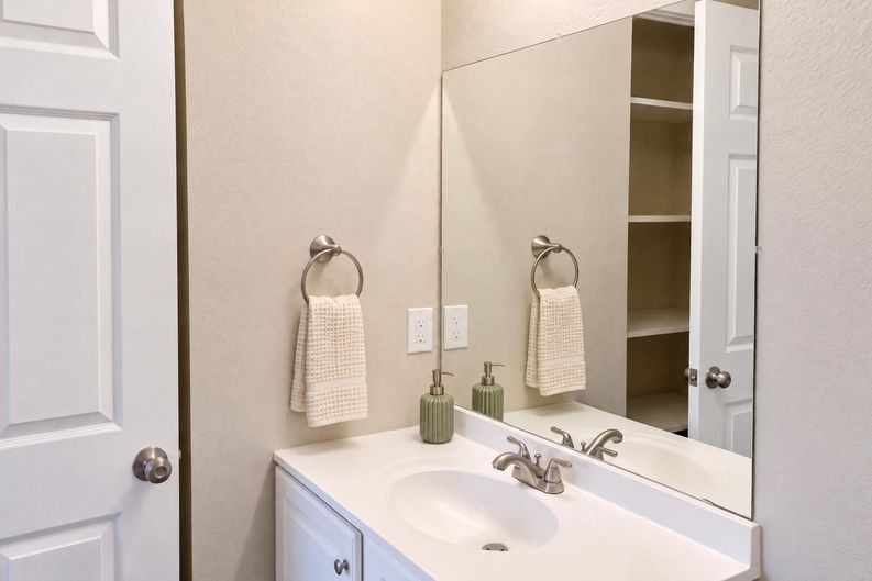 Photo 7 of 15 of 1295 N Railroad Ave, Boynton Beach, FL