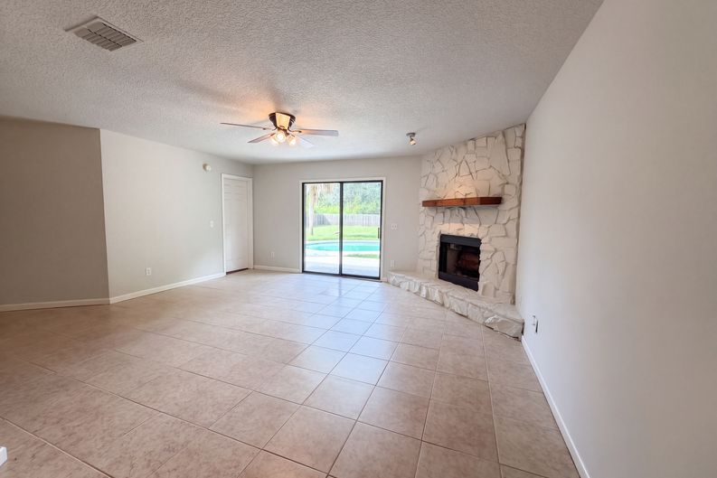 Photo 3 of 23 of 10441 Old Plank Rd, Jacksonville, FL