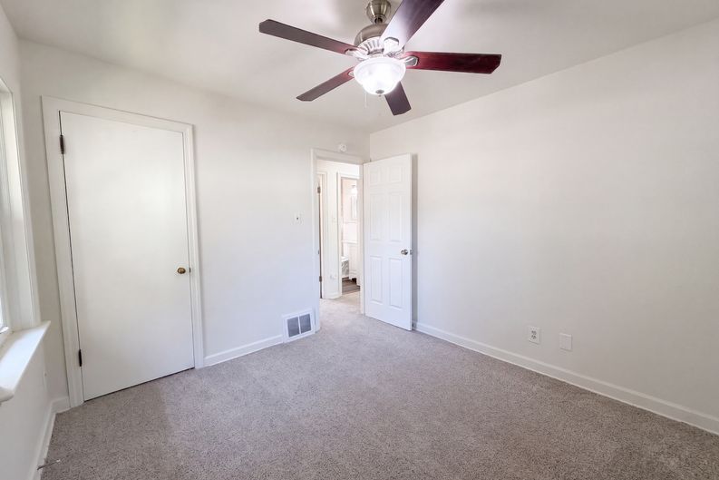 Photo 8 of 18 of 1320 Gahan Dr, Florissant, MO