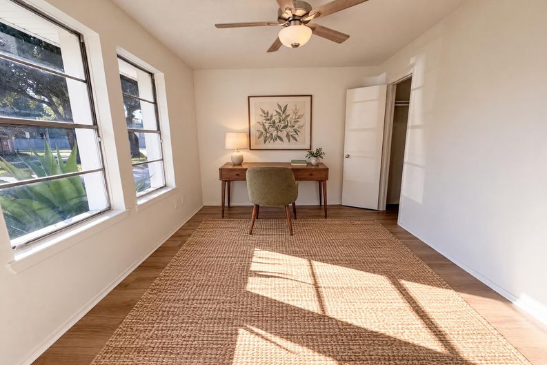 Photo 9 of 21 of 2307 Strait Ln, Houston, TX