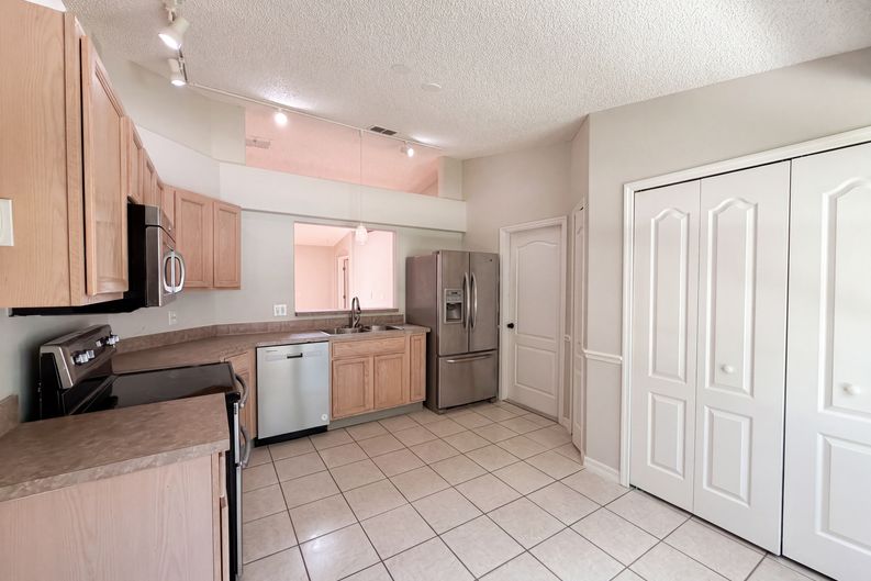 Photo 7 of 20 of 1360 Wildberry Ln, Deltona, FL