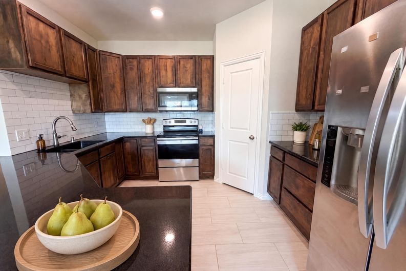 Photo 6 of 17 of 301 E Jefferson St, Palmer, TX