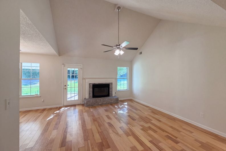 Photo 7 of 26 of 105 Nanci Ct, Stockbridge, GA