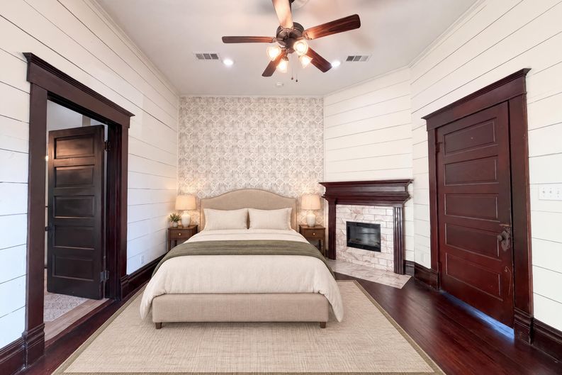 Photo 4 of 14 of 712 S Crockett St, Sherman, TX