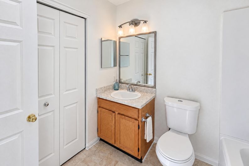 Photo 8 of 17 of 5847 Brookville Lake Dr, Indianapolis, IN