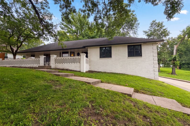 Photo 19 of 23 of 4321 NW Briarcliff Ln, Kansas City, MO