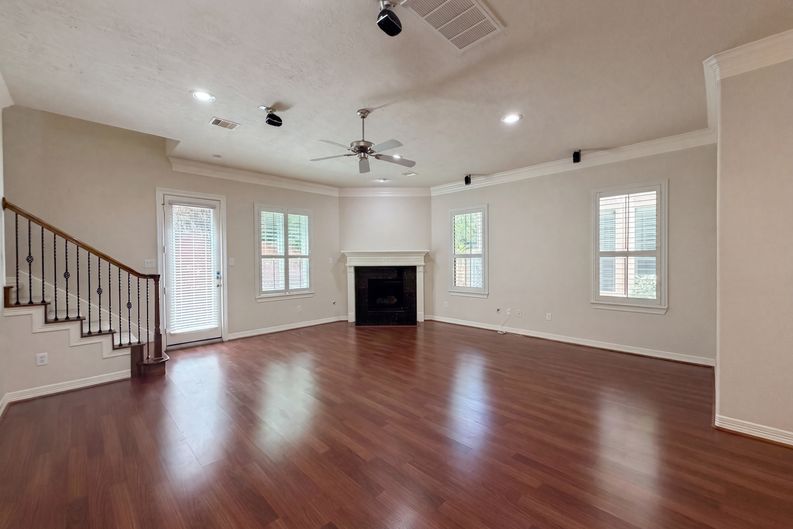 Photo 3 of 21 of 2942 Royal Oaks Crst, Houston, TX