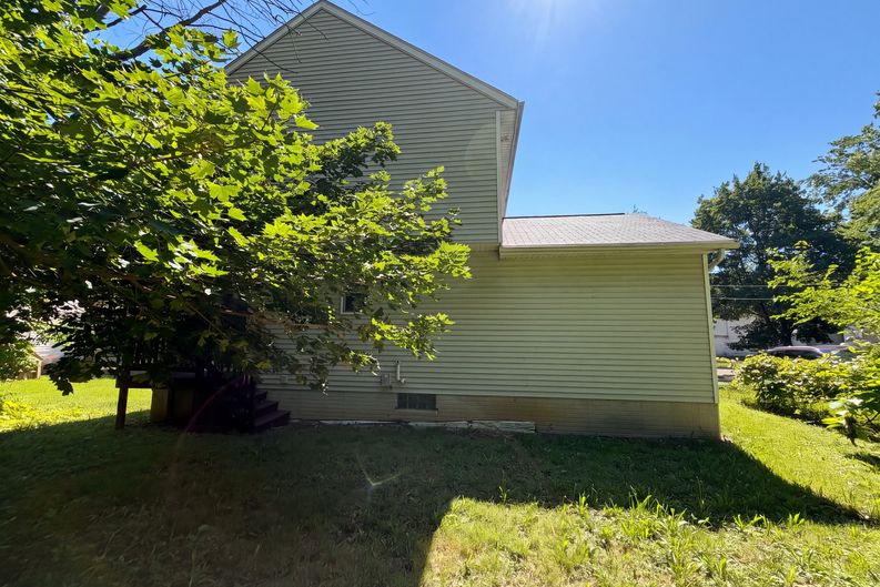 Photo 5 of 19 of 1004 Bellows St, Akron, OH