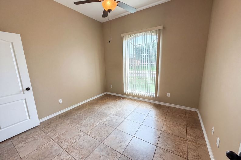 Photo 12 of 18 of 6906 King George Pl, Corpus Christi, TX