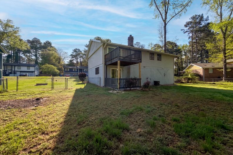Photo 5 of 16 of 1010 Buckhurst Dr, Atlanta, GA