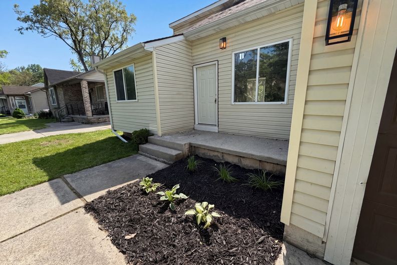 Photo 26 of 28 of 21425 Averhill St, Farmington Hills, MI