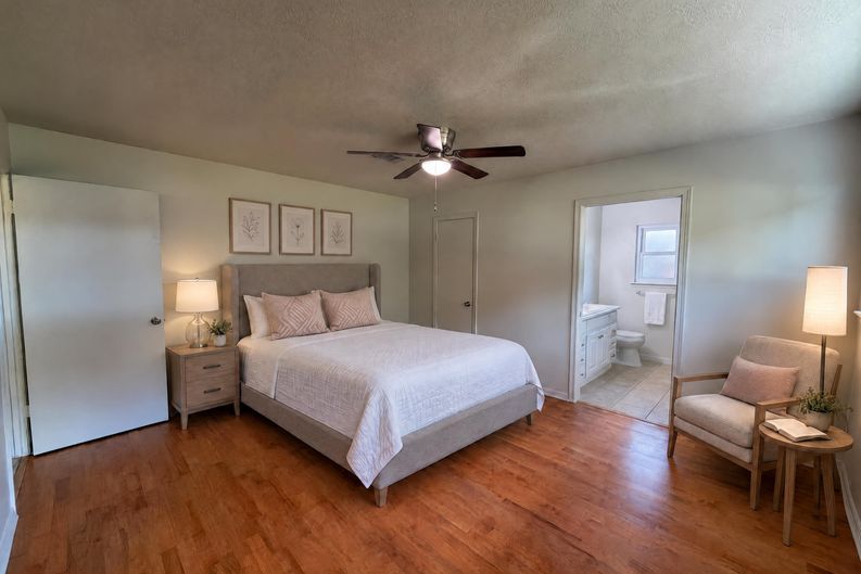 Photo 5 of 19 of 609 Heather Ln, Friendswood, TX