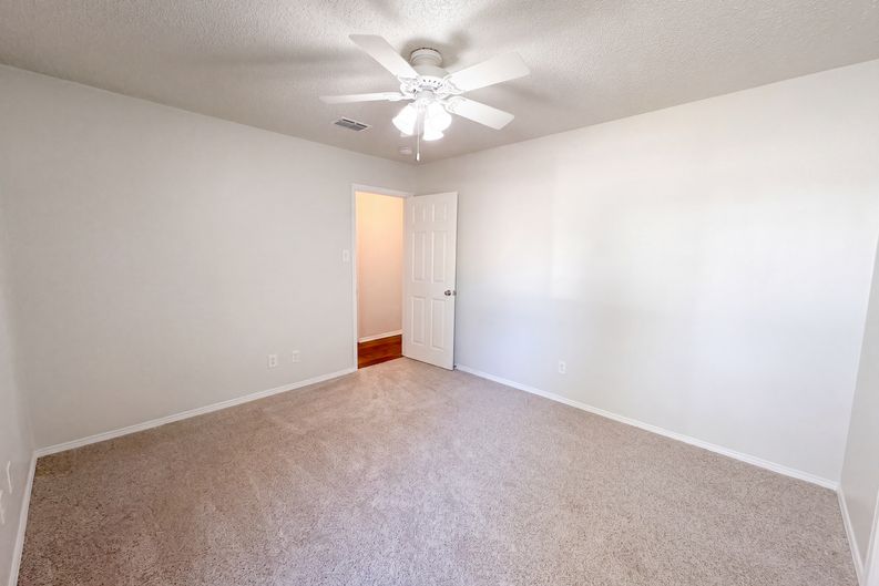 Photo 16 of 27 of 1208 Hillcrest Dr, Euless, TX