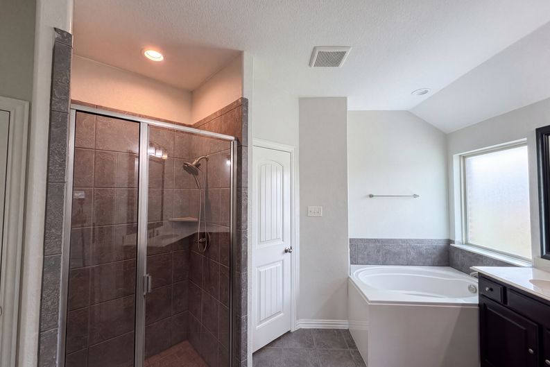 Photo 13 of 20 of 709 Ravenwood Dr, Saginaw, TX