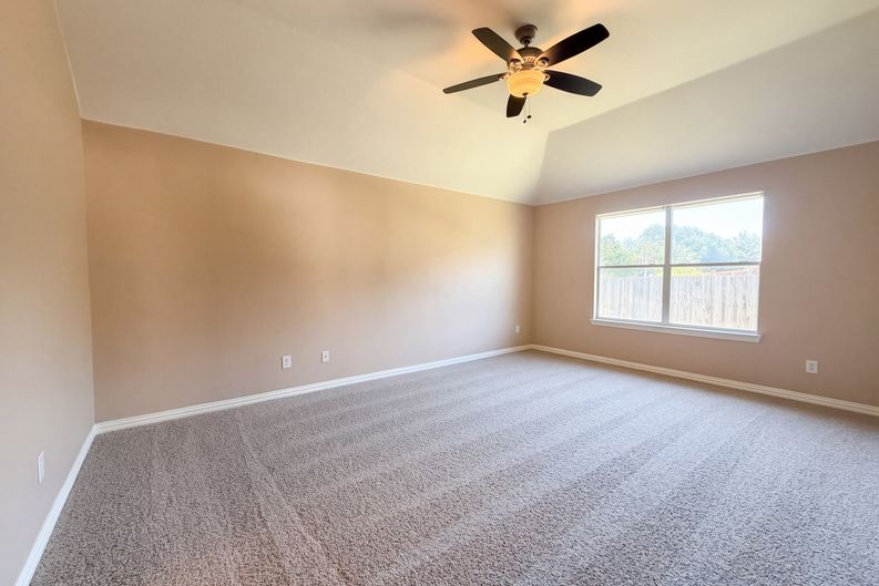 Photo 4 of 21 of 5327 Lake Gardens Dr, Grand Prairie, TX