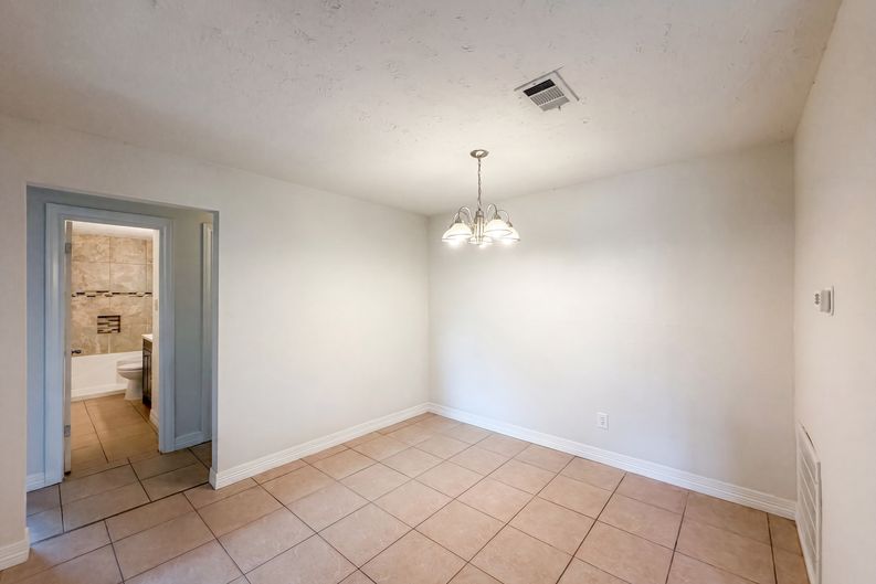 Photo 7 of 17 of 703 Midland Ct, Houston, TX