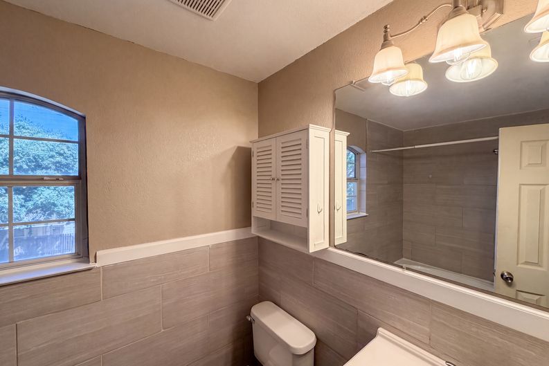 Photo 9 of 20 of 6604 N Chesterfield Dr, Fort Worth, TX