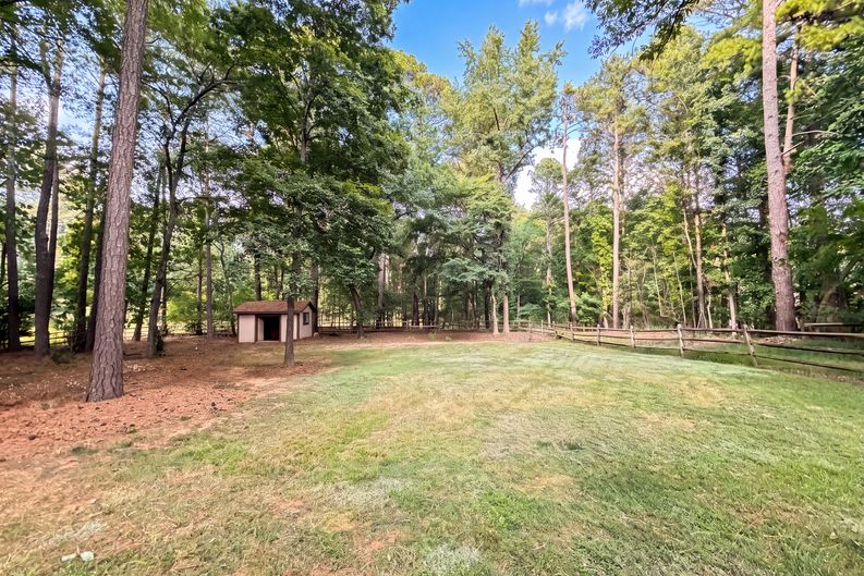 Photo 20 of 25 of 608 Amanda Dr, Matthews, NC