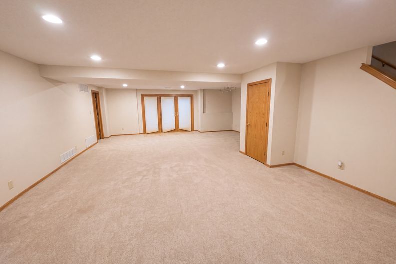 Photo 16 of 30 of 945 N Woodridge Ct, Wichita, KS