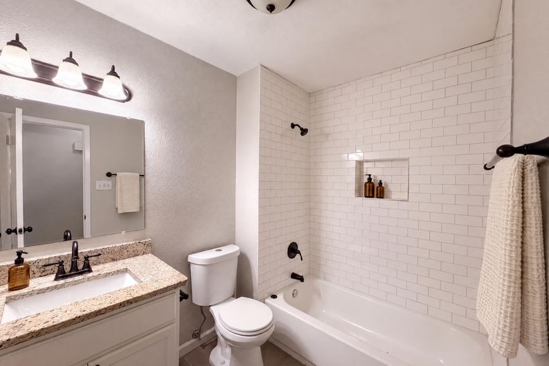 Photo 12 of 17 of 922 Meadowdale Cir, Garland, TX