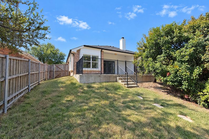 Photo 5 of 25 of 2830 Beacon Hill Dr, Rockwall, TX