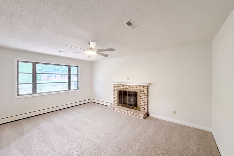 Photo 3 of 21 of 1580 W Cloaninger Ave, Statesville, NC
