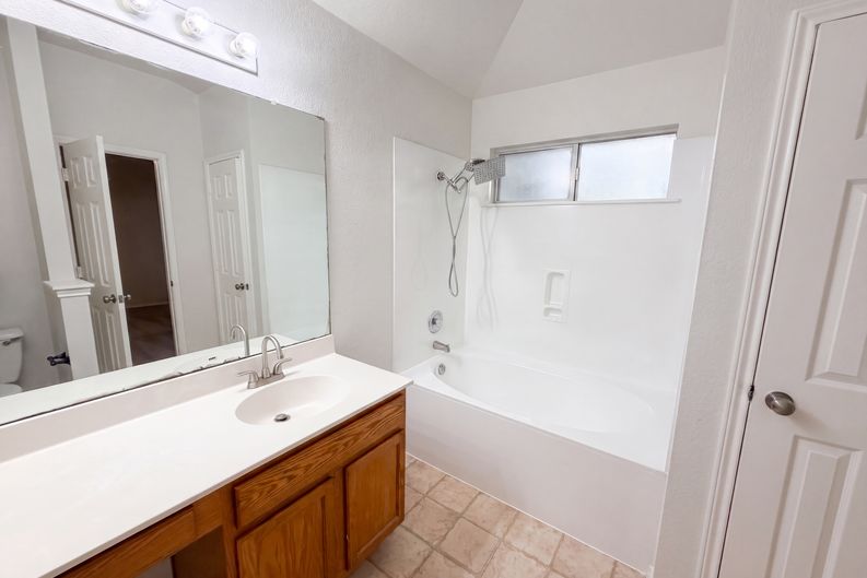 Photo 8 of 17 of 1107 Burgess Dr, Leander, TX