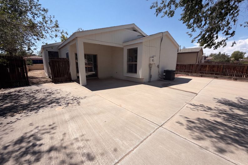 Photo 5 of 18 of 1610 Perma Dr NE, Rio Rancho, NM