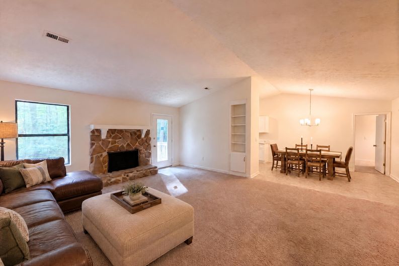 Photo 7 of 20 of 670 Marsh Ct, Jonesboro, GA