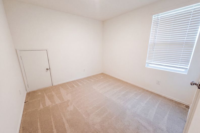 Photo 4 of 18 of 2972 Audles Ln, Dallas, TX