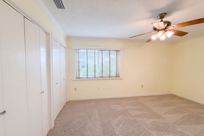 Photo 4 of 31 of 1818 Danbury Dr, Sun City Center, FL